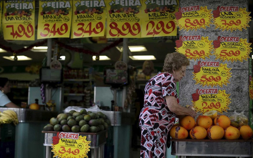 Expectativa de economistas para a inflação neste ano foi pela primeira vez abaixo do piso da meta na pesquisa Focus, realizada pelo Banco Central; projeção de alta do IPCA neste ano agora é de 2,97%, ante 3,08% antes; assim, a inflação terminaria o ano abaixo do piso da meta, de 3%; meta está fixada em 4,5%, com margem de tolerância de 1,5 ponto percentual; se isso de fato acontecer, será a primeira vez que o BC terá que justificar porque a inflação ficou abaixo do objetivo;BC descumpriu a meta três vezes nas últimas duas décadas, mas sempre acima da meta