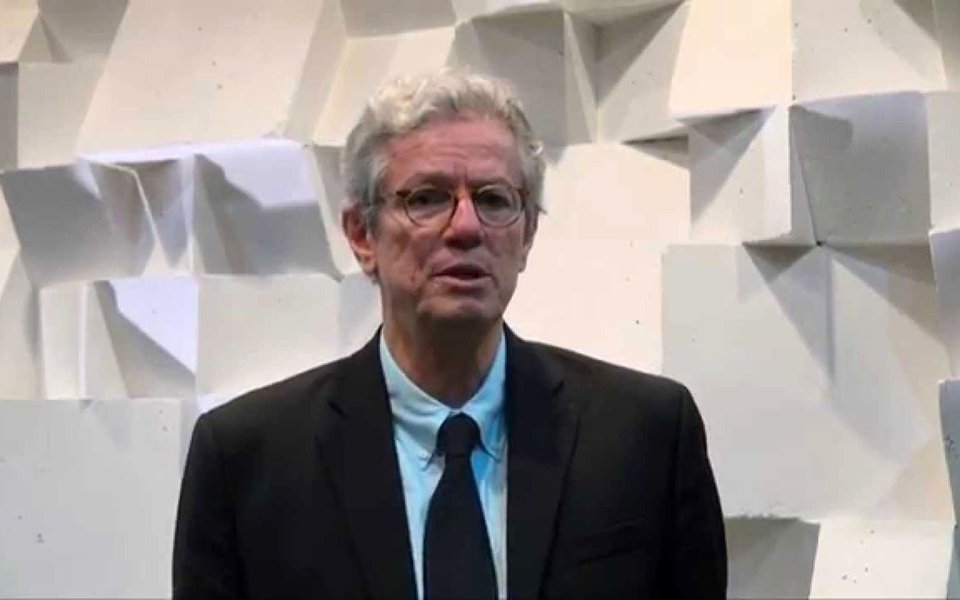O New Development Bank (NDB), o banco dos Brics, decidiu demitir o economista brasileiro Paulo Nogueira Batista Jr. da vice-presidência da instituição; demissão ocorreu após a abertura de processo disciplinar, a pedido do Brasil, que questionava a violação do código de conduta de executivos do banco, que proíbe a manifestação de opinião sobre a política interna dos países membros; principal motivo foram artigos publicados pelo economista. Em abril do ano passado, em artigo em "O Globo", Batista Jr. afirmara que o processo que levou ao impeachment de Dilma foi um golpe