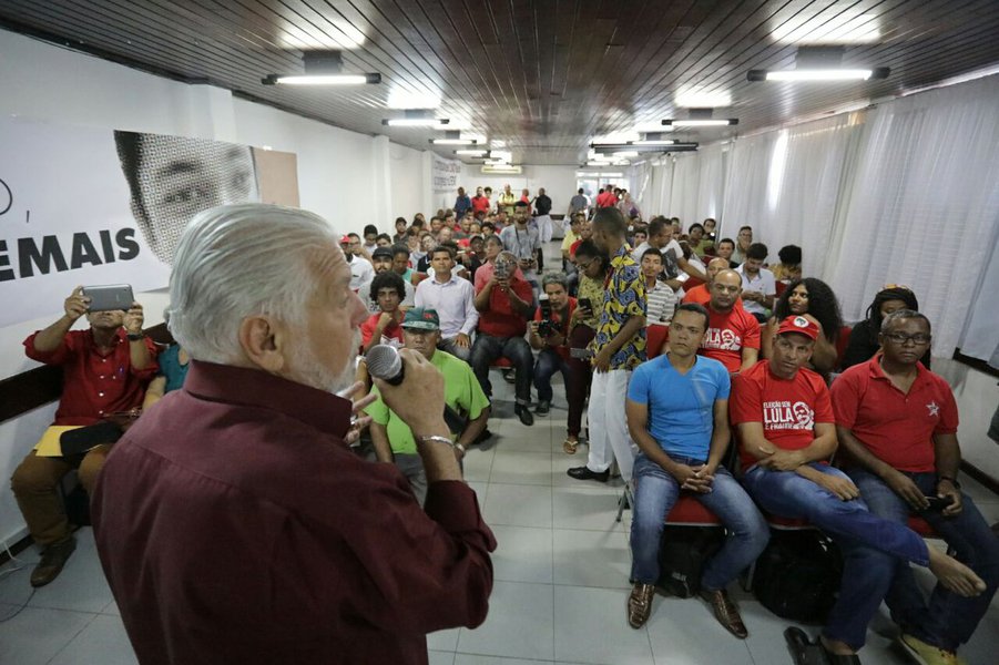 A militância da Esquerda Popular Socialista (EPS), corrente interna do PT, decidiu defender de "forma incisiva" a candidatura do secretário de Desenvolvimento Econômico, Jaques Wagner, ao Senado pela chapa do governador Rui Costa em 2018; em resolução divulgada no sábado (25), no congresso estadual da tendência, os petistas disseram que "não há negociação sobre a vaga de Wagner na chapa", e que "a vaga é importante para as estratégias políticas para o país"; presente ao evento, o ex-governador agradeceu a preferência, mas não consentiu que o martelo esteja batido