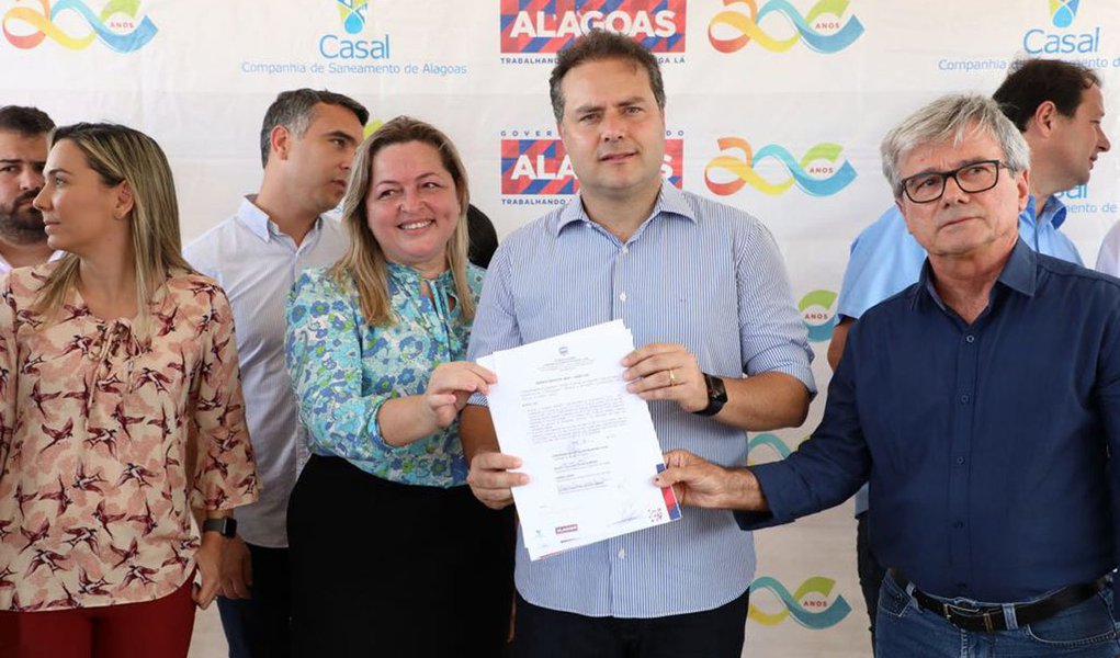 Durante assinatura de ordem de serviço para a recuperação do reservatório apoiado de água tratada em Passo de Camaragibe, no Litoral Norte, o governador Renan Filho revelou que deseja, em 2018, dobrar a capacidade de investimentos da Companhia de Saneamento de Alagoas (Casal); este ano a empresa conta com R$ 100 milhões no Plano de Investimentos em obras executadas em todos os 77 municípios onde o serviço de saneamento é operado pela Companhia