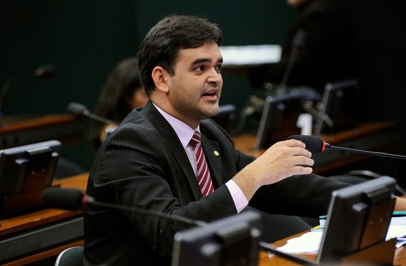 O deputado federal Rubens Pereira Junior, líder da bancada do PCdoB, classificou a como gravíssima a denúncia do empresário Joesley Batista, dono frigorifico JBS, contra Michel Temer; de acordo com o parlamentar comunista, o presidente cometeu um ato de obstrução da Justiça; “É crime de responsabilidade, cabe pedido de impeachment. Cada vez mais fica claro que Eleições Diretas é a saída minimamente possível”, defendeu