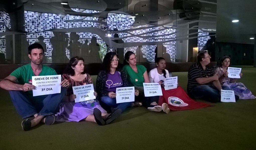 No dia em que a greve de fome de camponeses contra a Reforma da Previdência completa seu sétimo dia, os grevistas voltaram em maior número para a Câmara dos Deputados nesta segunda-feira 11, completando sete manifestantes; "A greve de fome significa que alguns passarão fome por alguns dias para evitar que muitos passem fome uma vida inteira", afirma Frei Sérgio Görgen, do Movimento dos Pequenos Agricultores (MPA), que completa o 7º dia em greve de fome