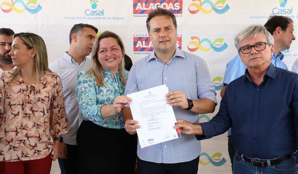 Durante assinatura de ordem de serviço para a recuperação do reservatório apoiado de água tratada em Passo de Camaragibe, no Litoral Norte, o governador Renan Filho revelou que deseja, em 2018, dobrar a capacidade de investimentos da Companhia de Saneamento de Alagoas (Casal); este ano a empresa conta com R$ 100 milhões no Plano de Investimentos em obras executadas em todos os 77 municípios onde o serviço de saneamento é operado pela Companhia