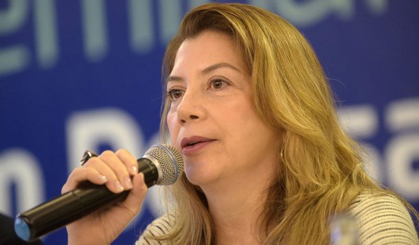 Autora da tese de doutorado "A falsa crise da Seguridade Social no Brasil: uma análise financeira do período 1990-2005", a professora de Economia da UFRJ Denise Gentil afirma que 79% dos aposentados por idade em 2015 não conseguiram contribuir por 25 anos; dessa forma, eles estariam fora das novas regras e não conseguiriam se aposentar caso elas já estivessem em vigência; "Essa proposta é descabida, brutal e injusta. Não só porque o governo vai levar a população a um empobrecimento brutal, mas uma parte enorme dos brasileiros vai ficar excluída", afirmou
 
