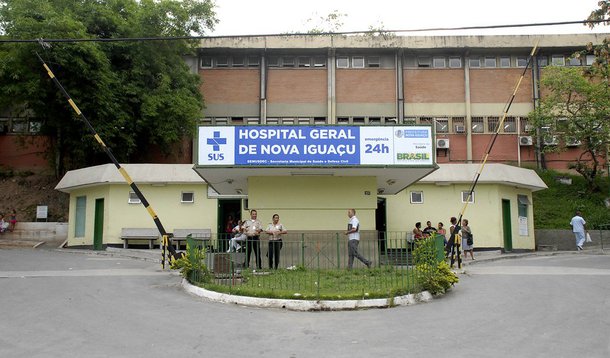O hospital Geral de Nova Iguaçu, uma das principais emergências da Baixada Fluminense e a maior da cidade, corre o risco de fechar; de acordo com prefeito Rogério Lisboa, o município não tem condições de manter o hospital funcionando, se não receber mais ajuda do governo federal; as cirurgias eletivas que deveriam ser feitas na unidade foram suspensas; apenas pacientes com casos graves são operados; além da falta de estrutura, os funcionários estão com dois meses de salários atrasados e receberam apenas uma parte do 13º salário