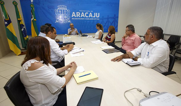 O prefeito Edvaldo Nogueira reuniu parte do secretariado para discutir as iniciativas do programa "Cidade Inteligente" para Aracaju. No evento, cada secretário expôs o andamento dos projetos que estão sob a sua responsabilidade; o programa envolve ações nas áreas de Saúde, Educação, Mobilidade Urbana, Segurança Pública e Protagonismo do Cidadão; "Para alcançarmos êxito temos que priorizar o essencial para o crescimento e desenvolvimento da nossa cidade. Estou cada vez mais convencido de que vivemos novos tempos, nos quais não adianta as mesmas ideias e soluções do passado. É preciso encontrar novos caminhos e trabalhar com foco. É correr atrás para que os projetos deem resultado"