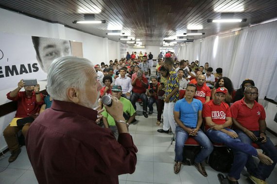 A militância da Esquerda Popular Socialista (EPS), corrente interna do PT, decidiu defender de "forma incisiva" a candidatura do secretário de Desenvolvimento Econômico, Jaques Wagner, ao Senado pela chapa do governador Rui Costa em 2018; em resolução divulgada no sábado (25), no congresso estadual da tendência, os petistas disseram que "não há negociação sobre a vaga de Wagner na chapa", e que "a vaga é importante para as estratégias políticas para o país"; presente ao evento, o ex-governador agradeceu a preferência, mas não consentiu que o martelo esteja batido