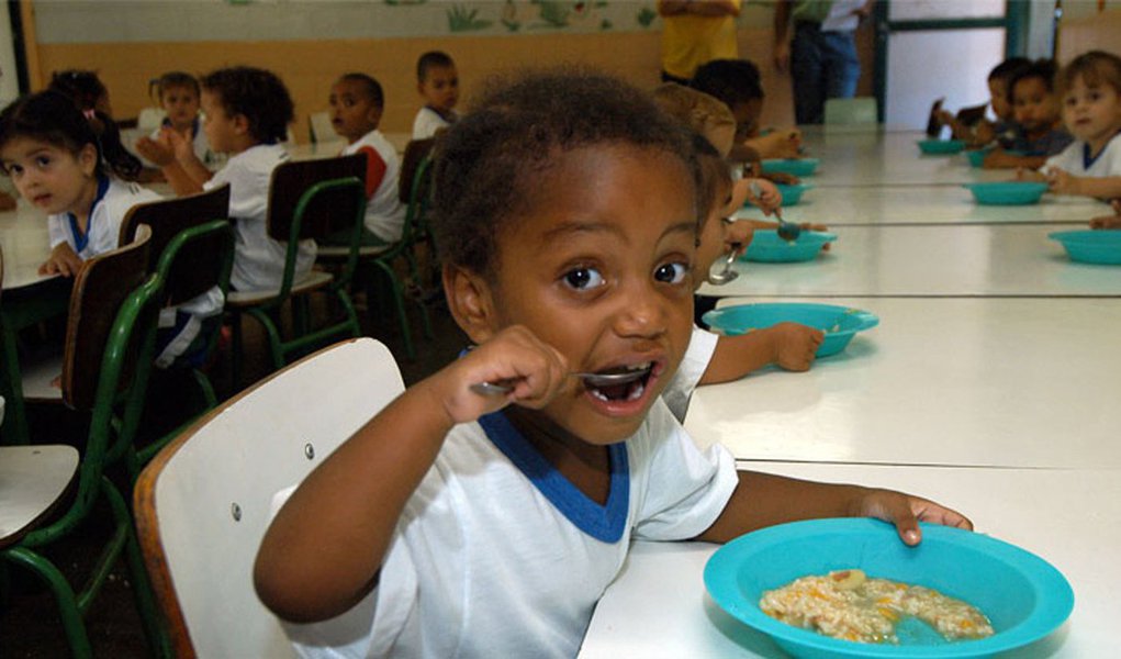 Organização criminosa formada por empresas que atuavam em conjunto para fraudar licitações em contratos de oferta para alimentação escolar em vários municípios pernambucanos é alvo de uma operação da Polícia Civil do Estado com o apoio do Ministério da Transparência e Controladoria-Geral da União (CGU); só no município de Quipapá, fraudes chegam a R$ 3,5 milhões em recursos federais; estão sendo cumpridos 15 mandados de busca e apreensão nos municípios de Quipapá, Caruaru, Garanhuns, Terezinha, Correntes e Recife