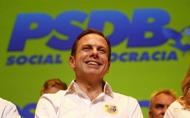 Com o senador Aécio Neves, o "Mineirinho" da lista da Odebrecht, cada vez mais enrolado na Lava Jato, seus próprios aliados já deram início ao desembarque de sua candidatura ao Planalto em 2018; com isso, eles se juntam ao coro dos que defendem que o prefeito de São Paulo, João Doria, seja o nome tucano à Presidência em nas próximas eleições; além de considerarem Doria um nome mais viável, o grupo de aecistas também tenta evitar um alijamento do poder caso o prefeito se torne mesmo o candidato do partido, com o bônus ainda de isolar Geraldo Alckmin; afilhado político do governador do Estado, Doria estaria de certa forma "apunhalando" seu principal aliado se decidir mesmo concorrer ao Planalto