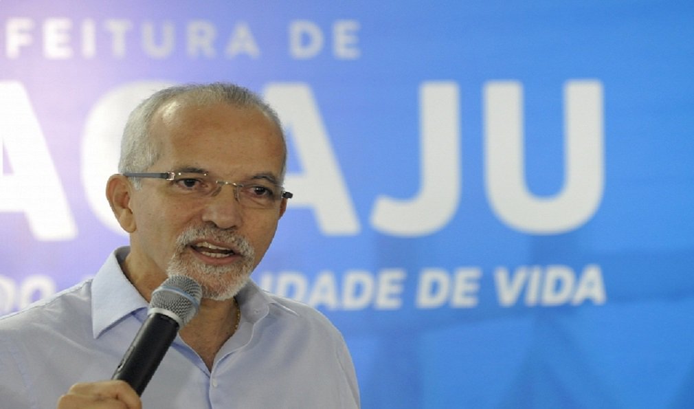 "Apesar de todas as dificuldades, o balanço é muito positivo. Regularizamos o pagamento dos salários. Encontrei a prefeitura com dois meses de atraso salarial, logo pagamos e, desde o primeiro mês, estamos honrando o compromisso de pagar os servidores em dia. Em junho, inclusive, paguei antecipadamente. Recuperamos a capacidade e a credibilidade da prefeitura perante os fornecedores, com a renegociação que fizemos", afirmou o prefeito em entrevista ao Correio do Sergipe