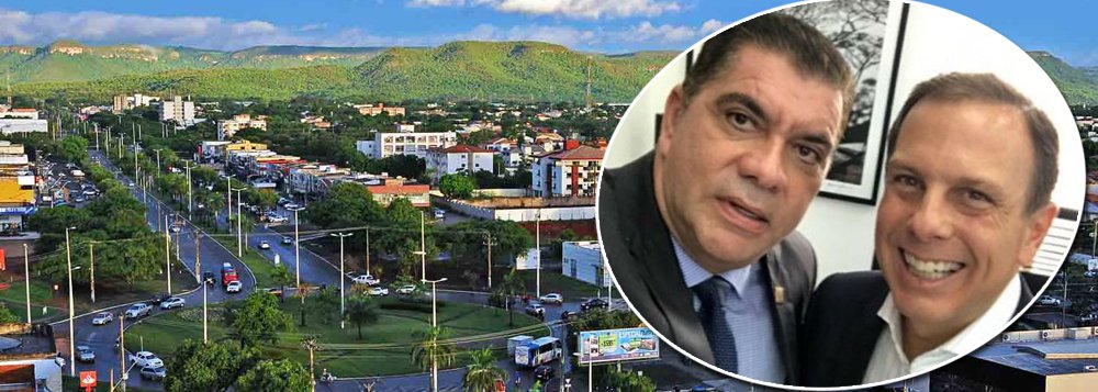 
Apertem os cintos, o prefeito sumiu! Com a cidade de São Paulo cheia de buracos, o prefeito João Doria (PSDB) desistiu de governar e se lançou de vez em sua campanha presidencial; nesta segunda-feira, 14, ele chega à capital do Tocantins para se reunir com o prefeito Carlos Amastha (PSB) e participará de encontro estadual do PSDB, onde fará palestra sobre "gestão pública pautada pela ética e pela eficiência"; Doria já traiu seu padrinho Geraldo Alckmin e tenta dominar o PSDB em seu projeto pessoal de poder; desde que assumiu a prefeitura, o tucano já passou 30% do tempo viajando
