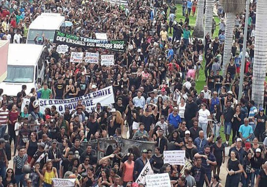 Com faixas, cartazes e palavras de ordem, 10 mil pessoas, segundo a Polícia Militar, tomaram às ruas do município de Correntina, oeste da Bahia, em defesa das águas e dos territórios tradicionais do Cerrado e em apoio aos manifestantes que ocuparam duas fazendas da região, no dia 2 de novembro último