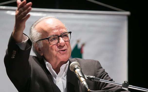 Um ano e meio depois de ter recebido o titulo de cidadão porto-alegrense, o sociólogo português Boaventura de Sousa Santos voltou à capital gaúcha tenta apontar caminhos em meio a crise para a qual ninguém tem mapa; a fala teve como condutor o tema “Democratizar a Democracia”; “Nós, durante muito tempo, pensamos e estudamos muitos as transições do capitalismo para o socialismo, do feudalismo para o capitalismo, da ditadura para a democracia. Estaremos nós, neste momento, na transição da democracia para a ditadura?", diz; “A democracia é hoje uma arma do imperialismo. É democracia de baixa intensidade. A democracia representativa transformou-se num instrumento de razão imperial, destroem-se países em nome da democracia”