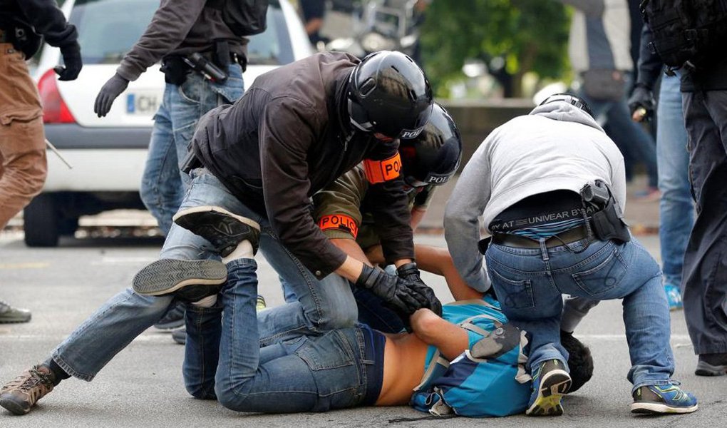 Dezenas de milhares de pessoas saíram às ruas em várias cidades da França nesta terça-feira (12) para protestar contra a reforma do Código do trabalho; tensões foram registradas entre a polícia e manifestantes. Esse é a primeira grande greve no país desde o início do mandato do presidente Emmanuel Macron; segundo a central sindical CGT, que convocou a manifestação, cerca de 400 mil pessoas participaram das manifestações, 60 mil apenas em Paris 