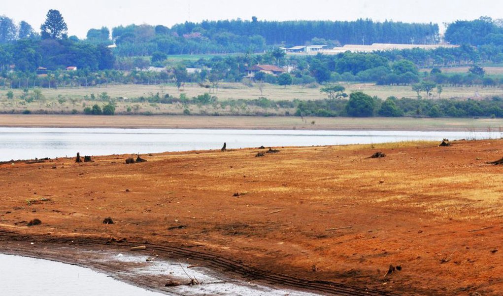 O abastecimento de água foi interrompido nesta terça-feira (28) na Asa Norte, na Vila Planalto e no Noroeste, em Brasília; o rodízio nas localidades abastecidas pelo Reservatório de Santa Maria começou nessa segunda (27) no Distrito Federal; apenas os hospitais públicos e a Esplanada dos Ministérios não entrarão no racionamento