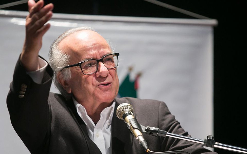 Um ano e meio depois de ter recebido o titulo de cidadão porto-alegrense, o sociólogo português Boaventura de Sousa Santos voltou à capital gaúcha tenta apontar caminhos em meio a crise para a qual ninguém tem mapa; a fala teve como condutor o tema “Democratizar a Democracia”; “Nós, durante muito tempo, pensamos e estudamos muitos as transições do capitalismo para o socialismo, do feudalismo para o capitalismo, da ditadura para a democracia. Estaremos nós, neste momento, na transição da democracia para a ditadura?", diz; “A democracia é hoje uma arma do imperialismo. É democracia de baixa intensidade. A democracia representativa transformou-se num instrumento de razão imperial, destroem-se países em nome da democracia”