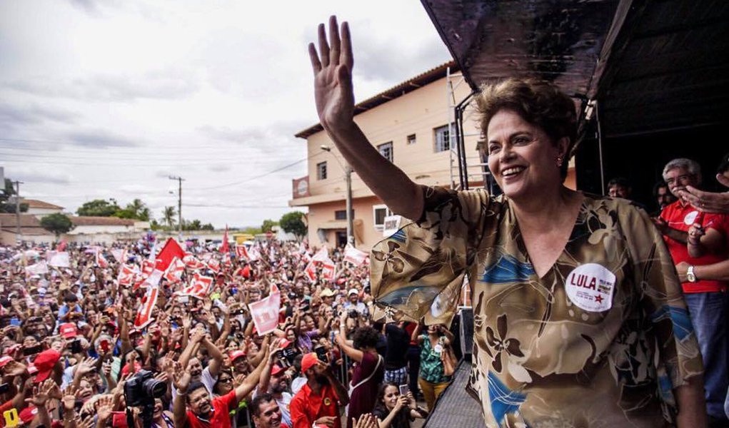Presidente deposta Dilma Rousseff participa neste sábado, 28, da caravana do ex-presidente Lula por Minas Gerais; durante discurso em Bocaiúva, Dilma foi firme ao criticar a coalizão do PSDB e PMDB na deflagração do impeachment sem comprovação de crime de responsabilidade contra ela; "Temos que compreender que impeachment é um roubo contra a população brasileira", criticou Dilma; a petista, que lidera as intenções de voto para uma candidatura ao Senado por Minas, criticou o governo de Michel Temer por reduzir a praticamente zero os recursos destinados ao Pronaf; "Um governo que não respeita seu povo, também não é respeitado por ninguém", afirmou; acompanhe o ato ao vivo