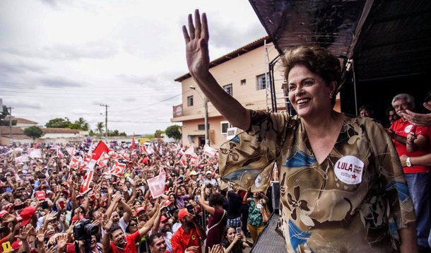 Presidente deposta Dilma Rousseff participa neste sábado, 28, da caravana do ex-presidente Lula por Minas Gerais; durante discurso em Bocaiúva, Dilma foi firme ao criticar a coalizão do PSDB e PMDB na deflagração do impeachment sem comprovação de crime de responsabilidade contra ela; "Temos que compreender que impeachment é um roubo contra a população brasileira", criticou Dilma; a petista, que lidera as intenções de voto para uma candidatura ao Senado por Minas, criticou o governo de Michel Temer por reduzir a praticamente zero os recursos destinados ao Pronaf; "Um governo que não respeita seu povo, também não é respeitado por ninguém", afirmou; acompanhe o ato ao vivo