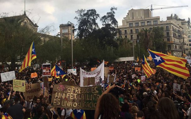 Grupos pró-independência e sindicatos da Catalunha convocaram uma greve geral na região espanhola para o dia 3 de outubro; produção econômica da Catalunha vale cerca de um quinto do Produto Interno Bruto total da Espanha e a região tem uma economia em torno do tamanho do Chile; neste domingo (1), Madri reprimiu com violência votação de referendo pela independência da Catalunha; repressão deixou mais de 890 pessoas feridas