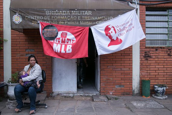 A situação das famílias que participaram das ocupações Lanceiros Negros e Lanceiros Negros Vivem, no Centro de Porto Alegre, permanece indefinida; venceu um prazo de 15 dias dado no início do mês pelo comandante do Policiamento da Capital, coronel Jefferson Jacques, para que as 24 famílias desocupem o Centro Humanístico Vida, na zona norte, onde estão desde a desocupação pacífica do prédio do antigo Hotel Açores, em 24 de agosto; no entanto, após conversas com representantes de uma comissão formada para acompanhar o andamento do acordo firmado com o MLB (Movimento de Luta nos Bairros, Vilas e Favelas), Jacques comunicou ao movimento que decidiu dar mais uma semana de prazo de permanência no local