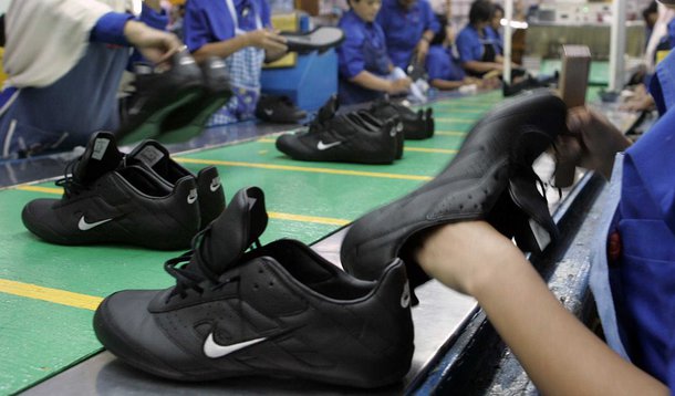 Dando como justificativa a intensa concorrência e a tendência de consumo que muda rapidamente, a Nike informou que deve reduzir em cerca de 2 por cento a sua força de trabalho global e eliminar um quarto do seus modelos de calçados; empresa também pretende reduzir o número de seus segmentos de negócios, além de concentrar as suas atividades em 12 cidades de 10 países, que deverão representar mais de 80 por cento do seu crescimento projetado até 2020