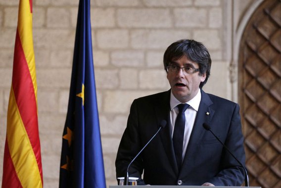 Um juiz da Espanha determinou nesta quinta-feira que nove líderes separatistas catalães sejam mantidos presos até um potencial julgamento sobre a ofensiva de independência da região, e teria emitido um mandado de prisão para o ex-presidente da Catalunha, Carles Puigdemont; partidos políticos e grupos cívicos da Catalunha criticaram a decisão de "prender o governo legítimo da Catalunha" e convocaram protestos do lado de fora do Parlamento regional catalão