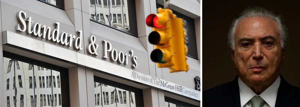 A agência de classificação de risco Standard &amp; Poor's anunciou nesta segunda-feira que colocou a perspectiva de crédito soberano do Brasil em observação negativa. A nota atribuída pela agência ao país é BB; segundo a S&amp;P, após recentes alegações de corrupção contra o presidente Michel Temer, o cenário político do Brasil voltou a se tornar mais complicado; ao não renunciar, Temer prolonga e aprofunda ainda mais a crise política