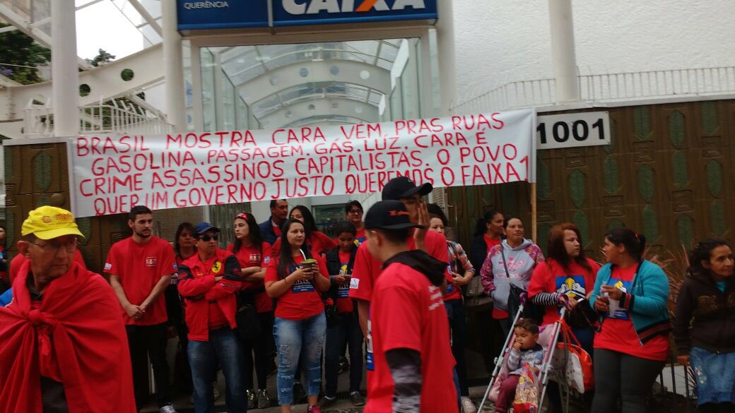Trabalhadores da Caixa fizeram protestos por todo o Brasil contra a proposta de abertura de capital do banco; categoria alerta que a entrada de dinheiro privado na empresa, que é 100% pública, significa a primeira etapa de um processo de privatização; "Quem ganha com essa proposta de abertura é o mercado, a especulação financeira. E quem perde é a população, porque é mais uma empresa que eles estão preparando para a privatização, assim como entregaram o petróleo do pré-sal", afirmou a presidenta do Sindicato dos Bancários de São Paulo, Osasco e Região, Ivone Silva