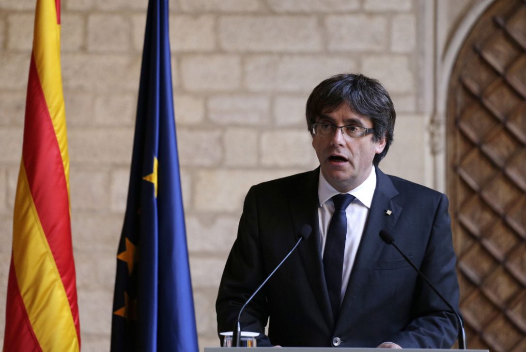 Um juiz da Espanha determinou nesta quinta-feira que nove líderes separatistas catalães sejam mantidos presos até um potencial julgamento sobre a ofensiva de independência da região, e teria emitido um mandado de prisão para o ex-presidente da Catalunha, Carles Puigdemont; partidos políticos e grupos cívicos da Catalunha criticaram a decisão de "prender o governo legítimo da Catalunha" e convocaram protestos do lado de fora do Parlamento regional catalão