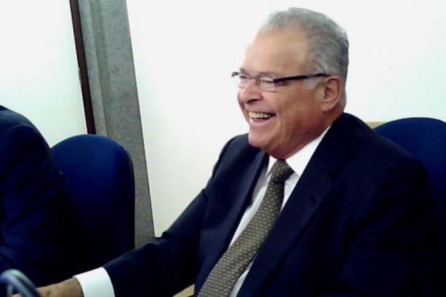 O empresário que tinha sua imagem associada ao mérito, à competência empresarial, foi reduzido a mero lambaio da plutocracia, pois se submeteu e moldou aos interesses da elite bandida. Emílio foi estrume espalhado no campo da política.