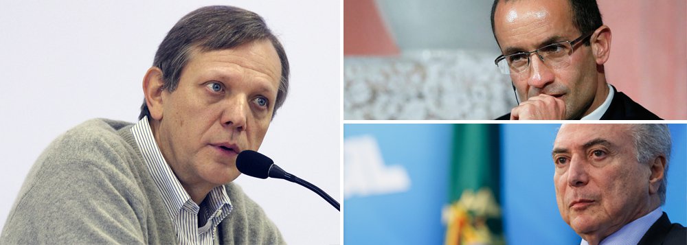 O cientista político e professor da Universidade de São Paulo André Singer sugere ente sábado, 4, uma leitura detalhada da delação do empresário Marcelo Odebrecht; Singer diz que, fora o processo jurídico, do qual pode se safar, Michel Temer, por exemplo, já está condenado; "Ao dizer que jantou com o então vice, falou de dinheiro, mas não acertou um valor específico, o empreiteiro enfraquece a acusação de pagamento de propina direta ao presidente. Mas ao confirmar encontro na residência oficial, no qual foi tratado aporte para o grupo do peemedebista, cauciona a convicção de que Temer chefiava esquema doloso", afirma