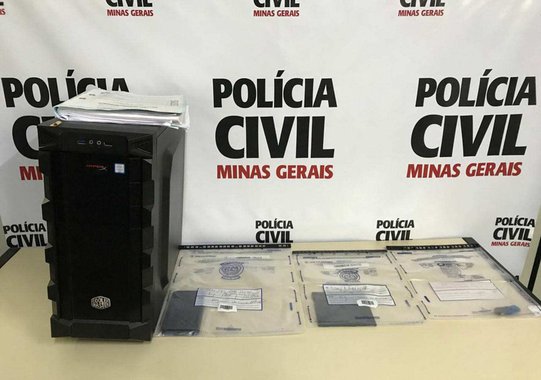 Um rapaz de 19 anos, que está preso, criou um perfil falso em uma rede social, para influenciar e ameaçar mulheres, conseguindo que elas enviassem fotos e vídeos pornográficos; o crime aconteceu em Carmo do Paranaíba, cidade de aproximadamente 30 mil habitantes, no Alto Paranaíba; de acordo com a Polícia Civil, para receber material, o rapaz chantageava as mulheres dizendo divulgaria na internet as imagens dela