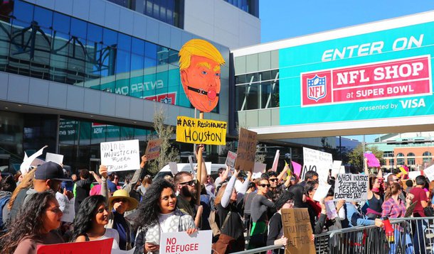 Em um jogo histórico decidido pela primeira vez na prorrogação, o New England Patriots venceu o Atlanta Falcons e ganhou seu quinto título do Super Bowl, o maior e mais lucrativo evento esportivo dos Estados Unidos que aconteceu neste domingo (6), em Houston; jogo, porém,  foi marcado por protestos contra o presidente norte-americano, Donald Trump; cerca de 500 pessoas caminharam até a arena onde aconteceu o evento esportivo, em uma marcha com cartazes e gritos de ordem contra o mandatário republicano