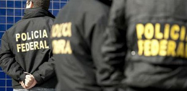 A Polícia Federal, com o apoio de policiais da Secretaria de Segurança Pública e da Delegacia-Geral da Polícia Civil, deflagrou nesta quarta-feira (6), a Operação Vereda, com o objetivo de desarticular rede criminosa formada por policiais envolvidos com o tráfico de entorpecentes. Estão sendo cumridos 27 mandados de busca e apreensão, 25 mandados de condução coercitiva, 10 mandados de afastamento das funções, em Fortaleza, Caucaia e Eusébio