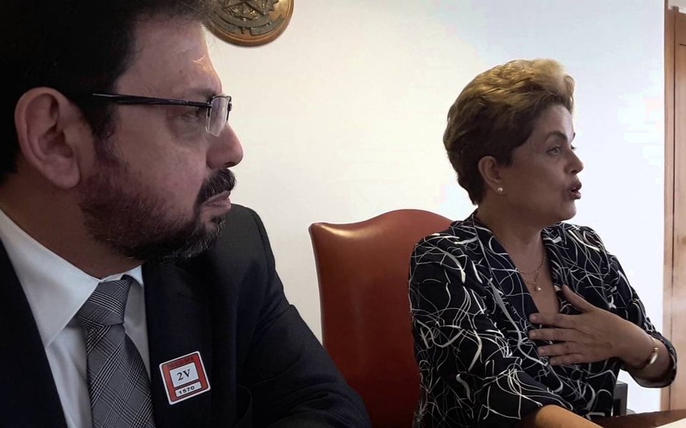 "Está dito pela delatora que criou o email em conjunto com Dilma no computador dela, na residência oficial dela. Monica foi presa em fevereiro de 2016. Um dia antes diz que salvou uma mensagem para Dilma, através do método que descreve. Tudo isso tem que estar registrado. O Google tem que informar se esse email foi criado nessa data. O provedor de internet tem que dizer se houve acesso a essa página do gmail no computador de Dilma. Será que desde fevereiro de 2016 – um ano e três meses atrás – a Lava Jato não conseguiu confirmar esses dados?", questiona Eduardo Guimarãe