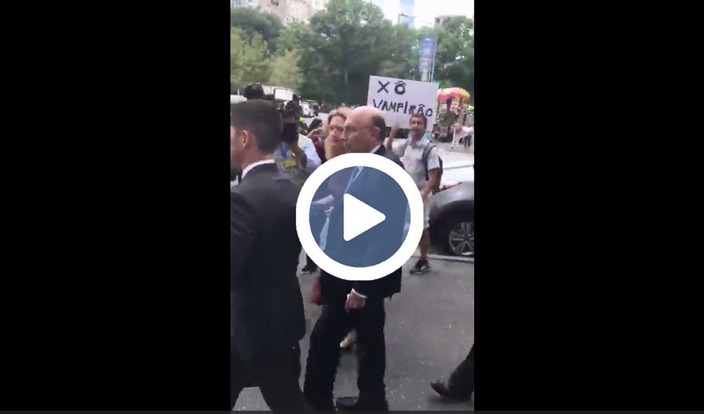 Imagens divulgadas em redes sociais mostram o ministro da Fazenda, Henrique Meirelles, sendo escrachado por manifestantes brasileiros em Nova York; após se reunir com investidores na cidade norte-americana, Meirelles ouviu gritos de "golpista" e foi acusado de "vender o Brasil"