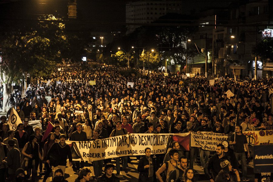 A Operação Érebo, comandada pela Polícia Civil de Porto Alegre, quer enquadrar a organização anarquista Parrhesia, além de coletivos culturais, como organizações criminosas; segundo a polícia, o coletivo anarquista “praticava crimes fazendo uso de artifícios incendiários e explosivos contra instituições públicas e privadas, na capital”; foram cumpridos dez mandados de busca e apreensão em Porto Alegre, Viamão e Novo Hamburgo