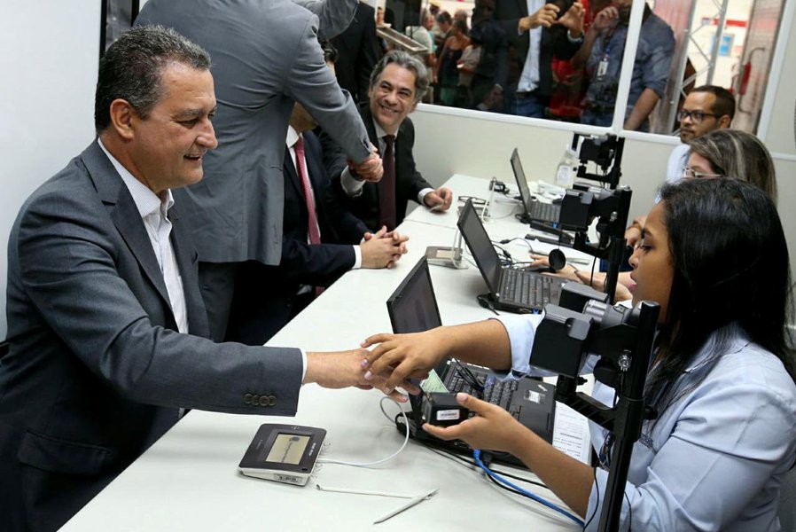 Na cerimônia de inauguração do posto de recadastramento biométrico na Estação Pirajá do metrô, em Salvador, nesta segunda-feira, o governador Rui Costa elogiou a iniciativa do TRE, afirmou que o Estado vai continuar apoiando e anunciou a disponibilização de mais três pontos adicionais no metrô – nas estações Rodoviária, Brotas e Mussurunga; "Acho importante a iniciativa do TRE-BA porque é o fortalecimento da democracia. Não tem nada pior do que o cidadão chegar na sua zona eleitoral, no dia da eleição, para votar e perceber que alguém já votou por ele. Então, a Justiça Eleitoral está de parabéns por dar mais um passo na modernização da eleição", disse Rui