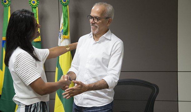 O prefeito Edvaldo Nogueira estará fora do país na próxima semana; ele é um dos vice-presidentes da Frente Nacional de Prefeitos e integrará a delegação que participará, entre os dias 13 e 17 de novembro, do 7° Congresso de Cidades Inteligentes, em Barcelona, na Espanha; no início da tarde desta sexta-feira (10) Edvaldo transmitiu o cargo para a vice-prefeita Eliane Aquino, que assume as funções executivas da administração municipal pelos próximos dias