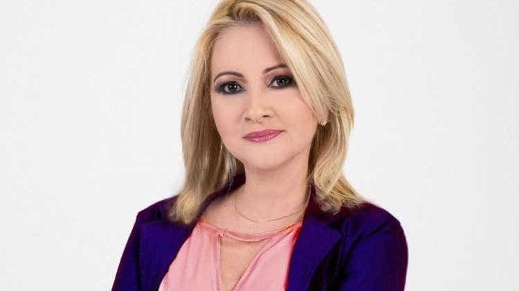 A prefeita de Santa Luzia, Roseli Ferreira Pimentel (foto), foi presa nesta quinta-feira por suspeita de envolvimento na morte de um jornalista em agosto do ano passado; de acordo com a decisão do Tribunal de Justiça de Minas, ela teria participado do homicídio de Maurício Campos Rosa, que era dono do jornal local 'O Grito'; também foram presos outros três homens suspeitos do crime; Roseli foi encontrada pela Polícia Civil em sua própria casa e foi levada a uma delegacia em Belo Horizonte