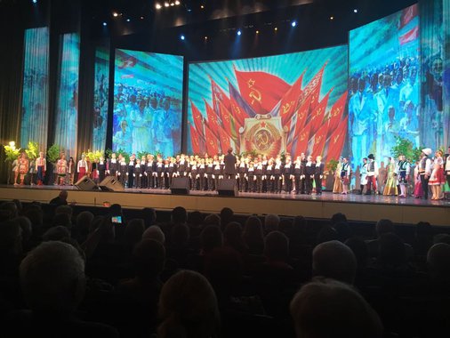 O centenário da Grande Revolução Socialista de Outubro foi comemorado pelo Movimento Comunista Internacional com uma concorrida reunião de 103 partidos comunistas e operários de todo o mundo, convocados a São Petersburgo, antiga Leningrado, pelo Partido Comunista da Federação Russa