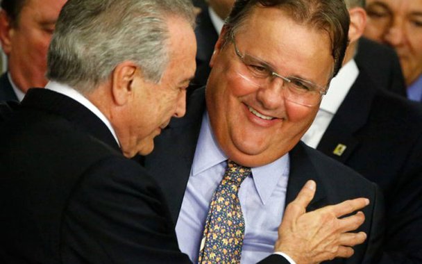 O ex-ministro Geddel Vieira Lima negou a possibilidade de firmar acordo de delação premiada com o Ministério Público Federal; "Delação de que, meu Deus? Isso é ridículo. Estou quieto no meu canto. Não falo com Temer faz três meses e não tenho influência no governo. Delação não está na minha pauta. Estou cuidando dos meus filhos", disse Geddel à jornalista Andreia Sadi; Geddel é o nome para o qual convergem as declarações de Lúcio Funaro e Joesley Batista e tem ser preso a qualquer momento pela Polícia Federal
