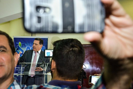O governador Marconi Perillo liberou R$ 100 milhões para 243 municípios goianos investirem na saúde pública; o repasse faz parte da quitação da contrapartida do Tesouro Estadual com as prefeituras para atender 10 programas de saúde; recursos são relativos aos meses de março a dezembro de 2017, com o pagamento adiantado do mês de novembro; “Na verdade, não são apenas R$ 100 milhões para a Saúde, mas, sim, R$ 120 milhões, se contabilizarmos as emendas parlamentares", disse Marconi