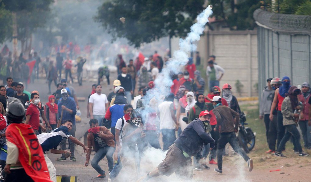 Observadores não podem ter certeza sobre o resultado da eleição presidencial de Honduras realizada em 26 de novembro devido a irregularidades, erros e problemas sistemáticos, disse o principal representante da Organização dos Estados Americanos (OEA) em Honduras; ex-presidente boliviano Jorge Quiroga e o chefe da missão da OEA em Honduras disseram que as autoridades eleitorais devem realizar uma ampla recontagem dos votos