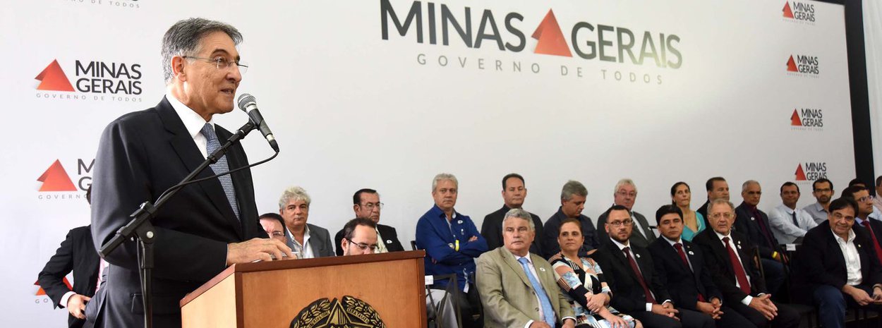 O governador de Minas Gerais, Fernando Pimentel, ressaltou a importância da união entre os Três Poderes para um melhor desempenho da administração do Estado; de acordo com o chefe do executivo estadual, "em Minas, não que não tenha crise, não que não tenha problema, mas estamos enfrentando as crises e as adversidades trabalhando 24 horas por dia para vencer as dificuldades"; "É isso que vai fazer a situação mudar, o Brasil andar para frente. Minas está construindo, e já tem dois anos que nós estamos trabalhando nessa direção, um ambiente de harmonia entre o Poder Legislativo, o Executivo e o Judiciário", disse