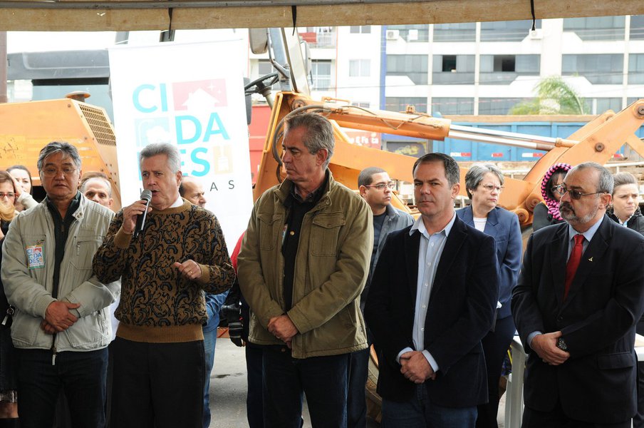 O governo do Distrito Federa lançou, no Riacho Fundo I, a 17ª edição do programa Cidades Limpas, articulada pela Secretaria das Cidades; até 30 de junho, 303 trabalhadores de 15 órgãos envolvidos estarão focados em serviços de limpeza, conservação e revitalização, de acordo com o executivo; haverá ainda poda de árvores, capina, roçagem, tapa-buracos e troca de lâmpadas queimadas em locais que foram mapeados pela administração regional com base em demandas dos moradores