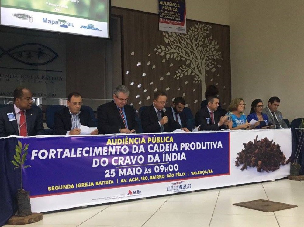 Com "sensação de dever cumprido", o deputado estadual Hildécio Meireles encerrou a audiência que ele promoveu em Valença para debater o fortalecimento da cadeia produtiva do cravo da índia e seus efeitos; "Nossa luta é mais do que legítima, pois apesar de o cravo da índia ser uma cultura nativa da parte oriental do planeta, encontra-se presente em quase todos os 14 municípios do Território do Baixo Sul, mas que hoje vem sofrendo um grande impacto na produção e carece de políticas públicas para voltar a expandir o cultivo,a comercialização, que mesmo em crise produz 4 mil toneladas/ano, mas já atingiu índices de 14 mil toneladas ano", disse Hildécio
