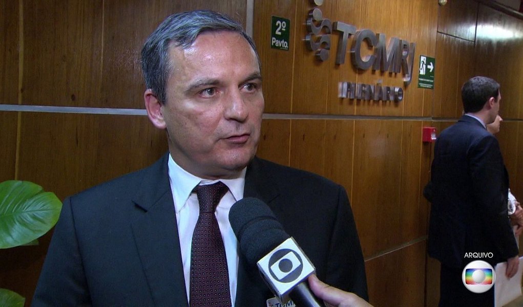 O TRF2 negou o pedido do MPF para que Régis Fichtner, ex-chefe da Casa Civil do governo Cabral, voltasse para a prisão. Régis foi solto há duas semanas por decisão do desembargador Paulo Espírito Santo; de acordo com a decisão unânime dos magistrados, Fichtner fica afastado da função de procurador estadual, permanece com o passaporte recolhido, deve se apresentar em juízo a cada 60 dias, não poderá ir ao Palácio do Governo ou outro da cúpula do Executivo estadual e está proibido de ter contato com os acusados no processo no qual está sendo julgado