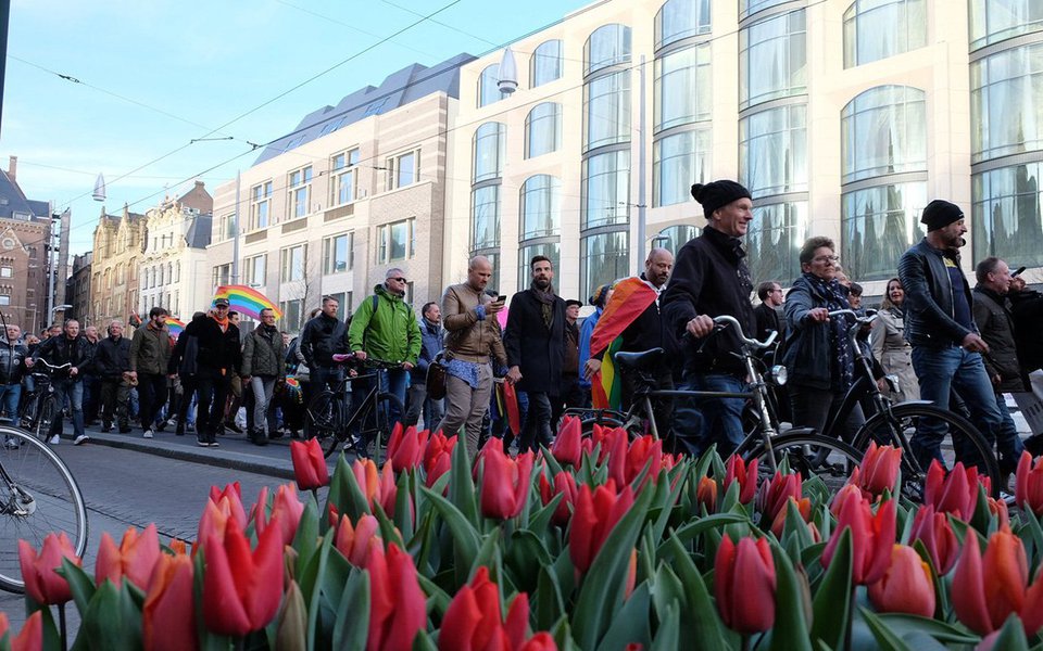 E por que os homens não poderiam andar nas ruas de mãos dadas? Essa era a pergunta que faziam milhares de pessoas que manifestaram, mão na mão, em Amsterdam, Holanda, no último fim de semana, em solidariedade a dois homens gays que, por fazê-lo, foram duramente agredidos na cidade de Arnheim, no leste do país.