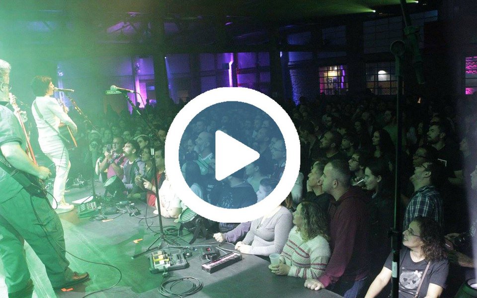 Durante a apresentação da música "Ando Meio Desligado", cover dos Mutantes, a vocalista da banda mineira Pato Fu Fernanda Takai improvisou, sem sair da melodia: "eu não vejo a hora... desse bosta sair". A plateia reagiu com mais gritos de "Fora Temer"; banda se apresentou na madrugada deste domingo no Sesc Pompeia, em São Paulo